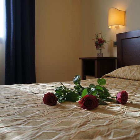 קלנצאנו Hotel Albatros מראה חיצוני תמונה