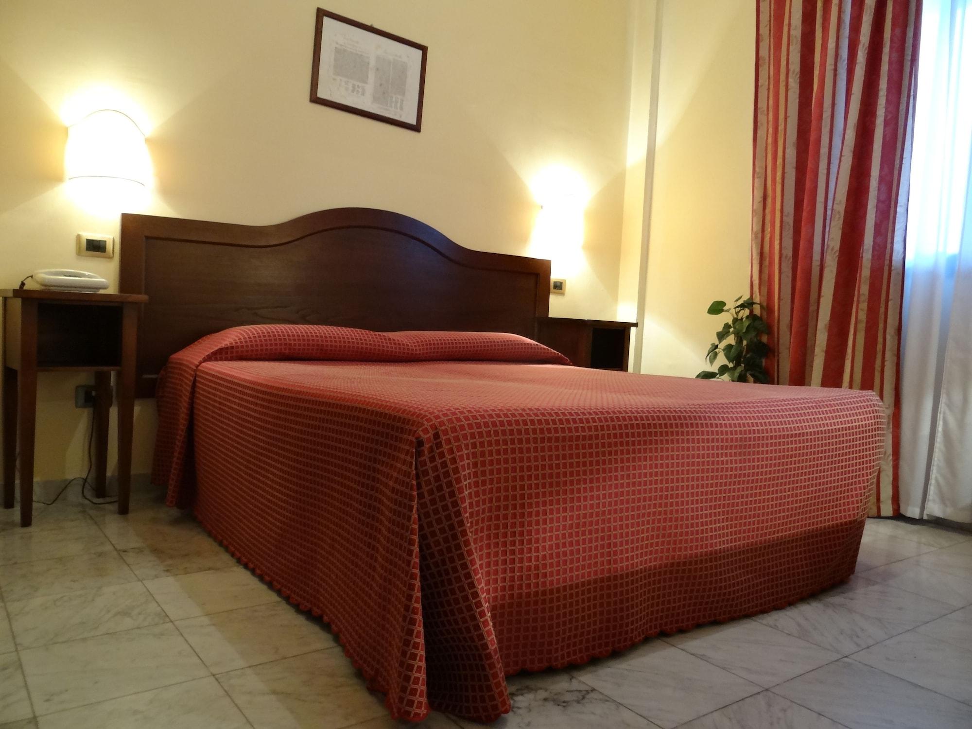 קלנצאנו Hotel Albatros מראה חיצוני תמונה