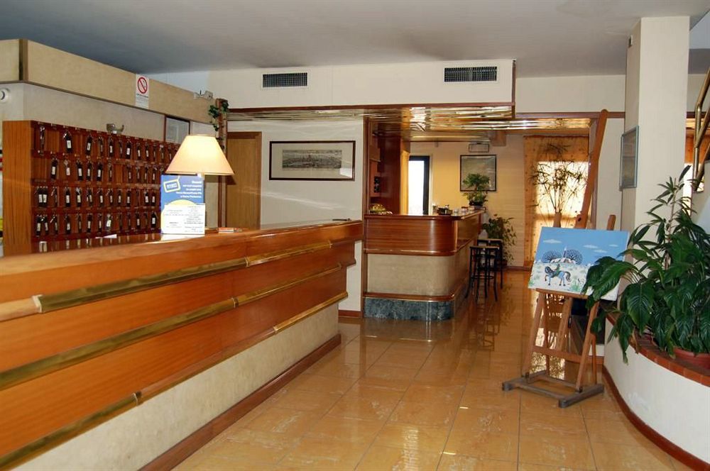 קלנצאנו Hotel Albatros מראה חיצוני תמונה