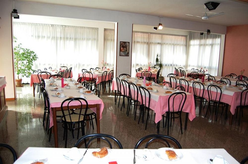 קלנצאנו Hotel Albatros מראה חיצוני תמונה