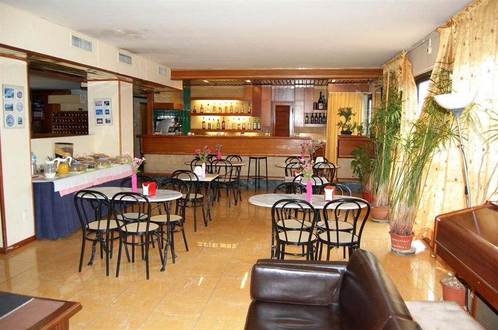 קלנצאנו Hotel Albatros מראה חיצוני תמונה