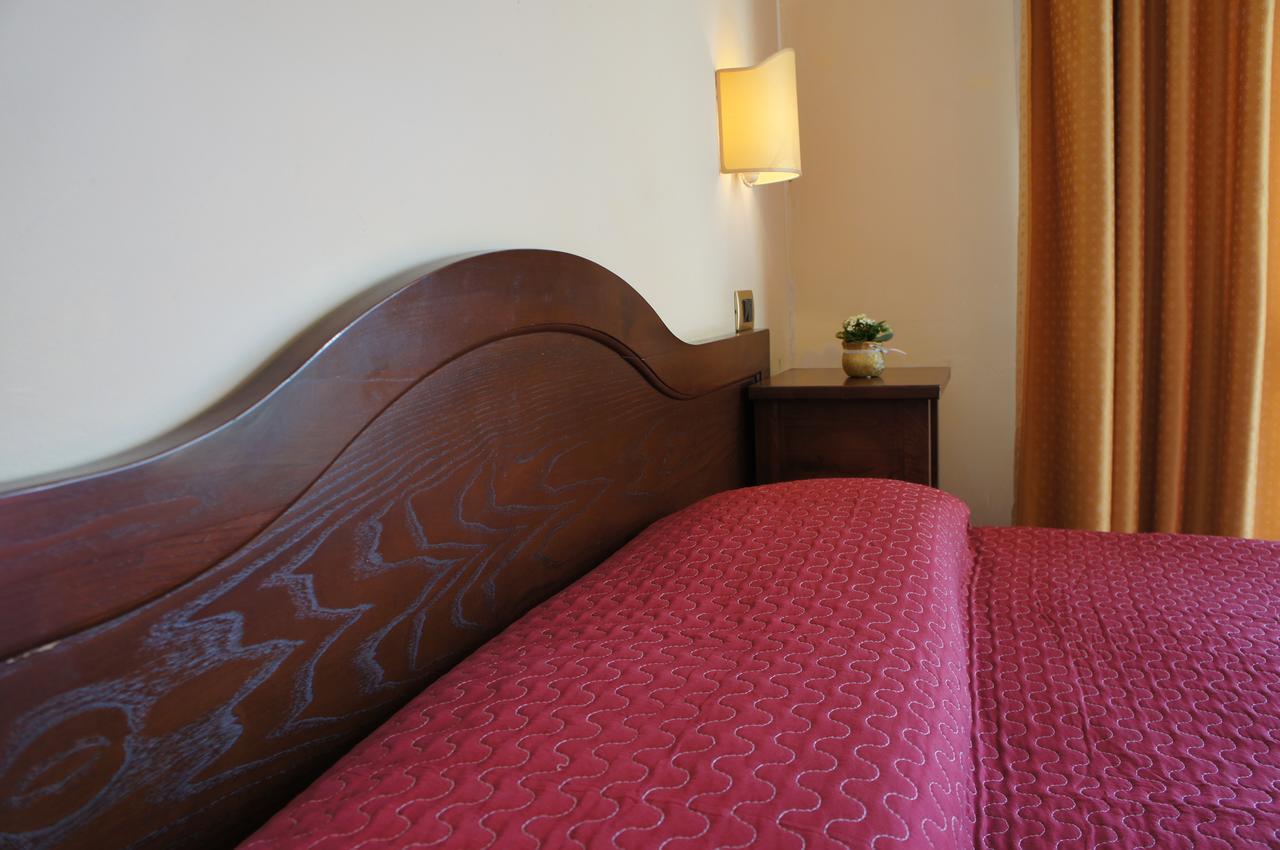קלנצאנו Hotel Albatros מראה חיצוני תמונה
