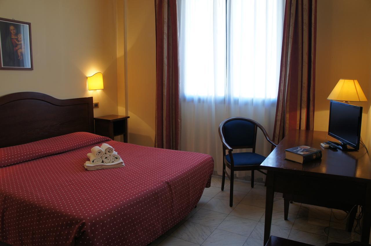 קלנצאנו Hotel Albatros מראה חיצוני תמונה