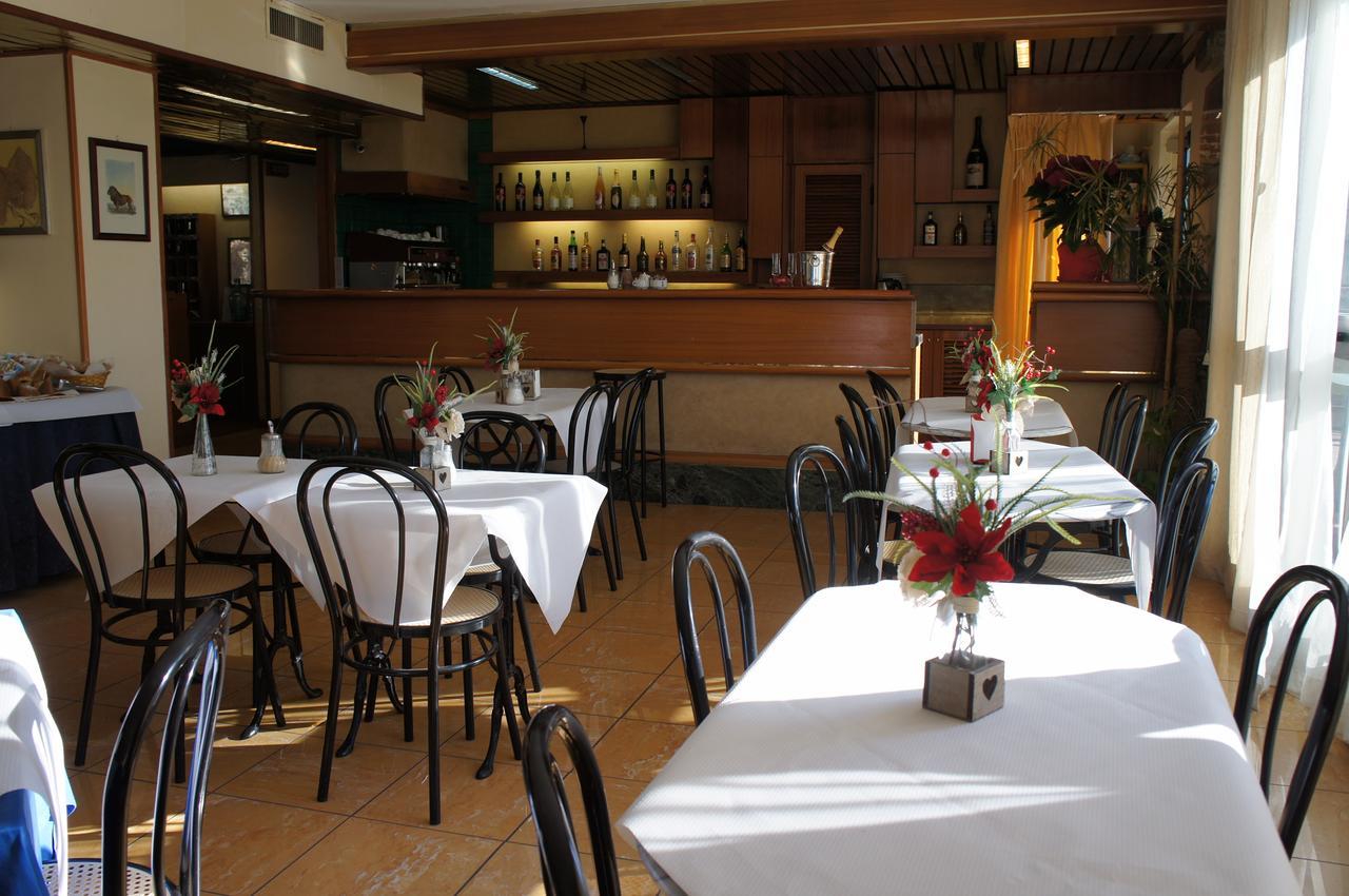 קלנצאנו Hotel Albatros מראה חיצוני תמונה