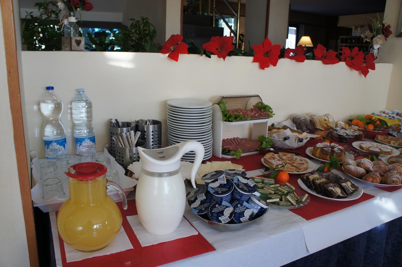 קלנצאנו Hotel Albatros מראה חיצוני תמונה