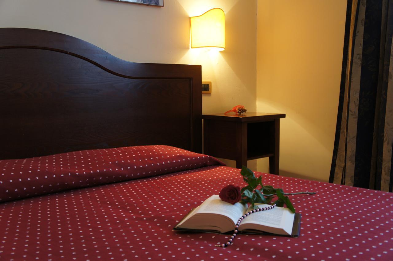 קלנצאנו Hotel Albatros מראה חיצוני תמונה