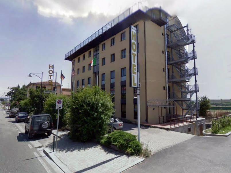 קלנצאנו Hotel Albatros מראה חיצוני תמונה
