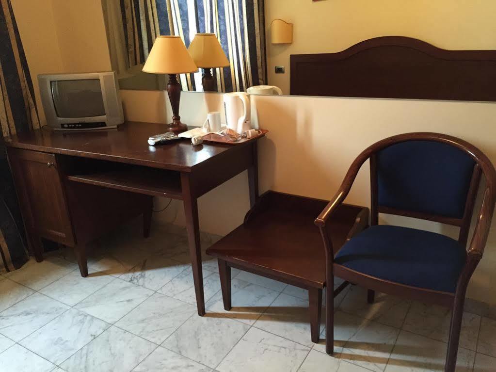 קלנצאנו Hotel Albatros מראה חיצוני תמונה