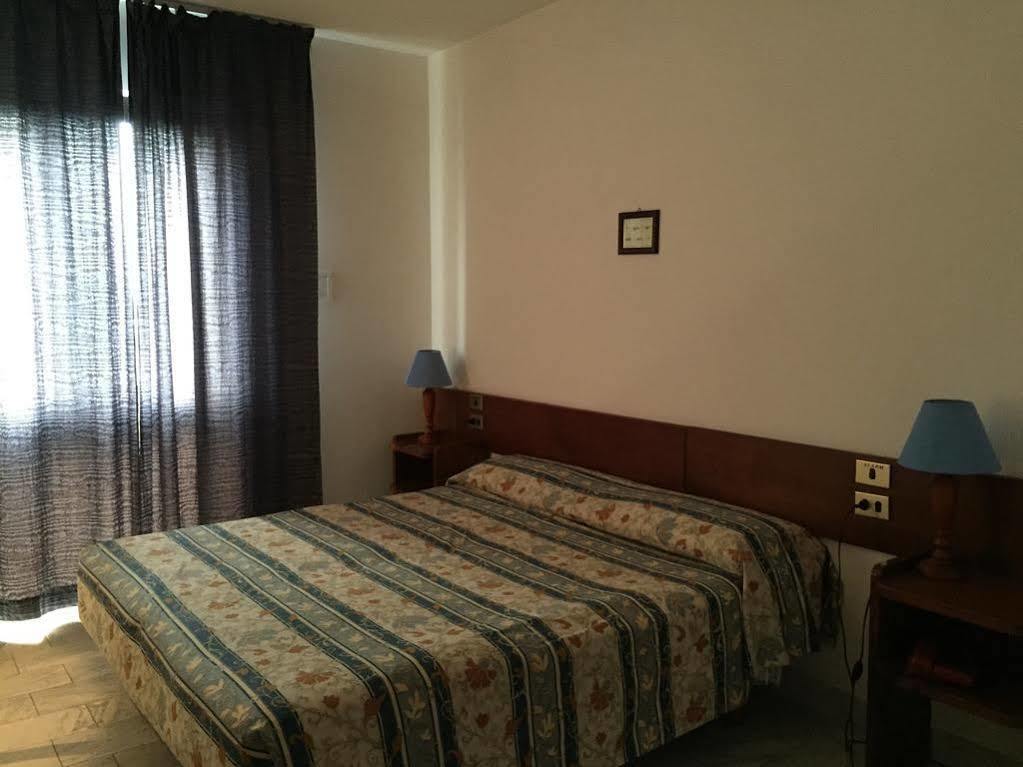 קלנצאנו Hotel Albatros מראה חיצוני תמונה